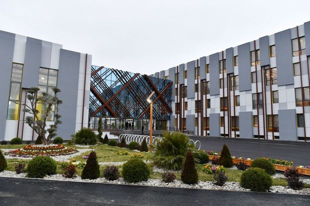 İlham Əliyev və Mehriban Əliyeva yeni İnşa edilmiş Tədris və Xidmət Kompleksinin açılışında - FOTO