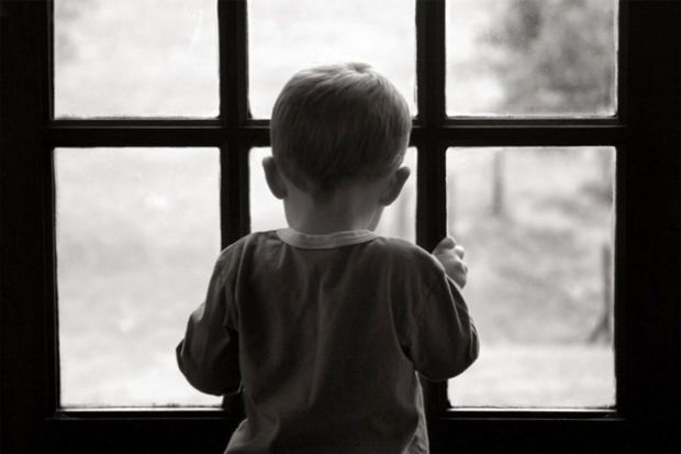 On birinci mərtəbədən yıxılan üç yaşlı uşaq sağ qaldı