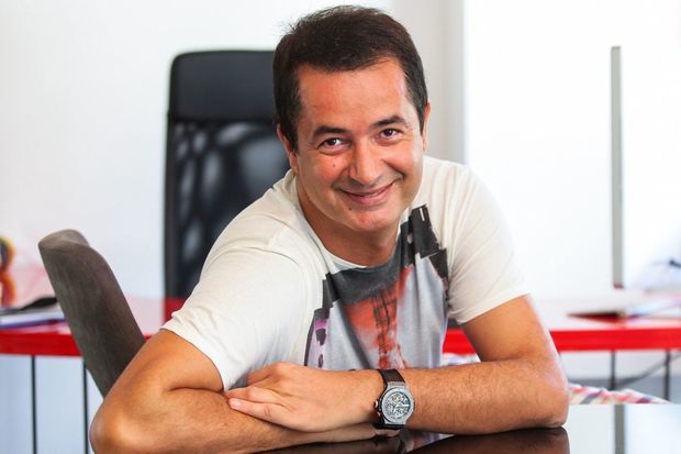 Acun İlıcalı qəzaya düşdü: Qolu sındı