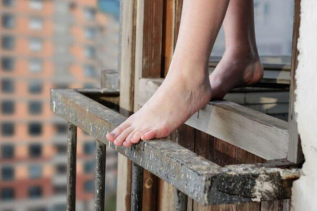 “AAAF Park”da 18 yaşlı qız özünü binadan atdı