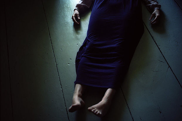 66 yaşlı qadın qardaşının evində özünü asdı