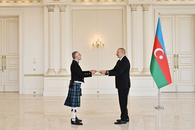 İlham Əliyev Britaniyanın ölkəmizə yeni təyin olunmuş səfirini qəbul etdi