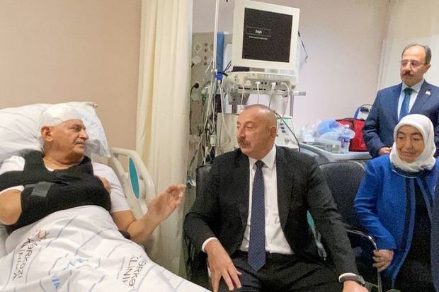 İlham Əliyev ölkəmizdə avtomobil qəzası keçirən Binəli Yıldırım və Şamil Ayrıma xəstəxanada baş çəkib
