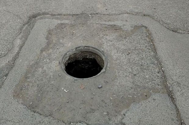 Ramanada gənc kanalizasiya qovşağına yıxılaraq xəsarət alıb