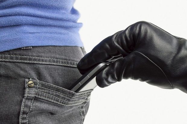 Paytaxt sakininin 5000 manatlıq telefonu oğurlanıb