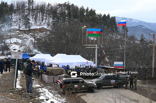 Xankəndi yolunda aksiya: Soyuq havaya baxmayaraq, etirazçıların sayı artmaqdadır
