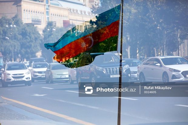 Azərbaycan şəhidlərini bir dəqiqəlik sükutla andı - VİDEO