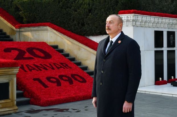 İlham Əliyev 20 Yanvar faciəsinin 33-cü ildönümü ilə əlaqədar Şəhidlər xiyabanını ziyarət edib