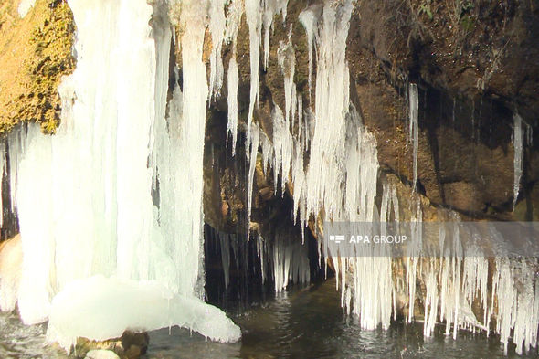 Qarabağın təbiət möcüzəsi: Şuşanın Çətir şəlaləsi buz bağlayıb - FOTO