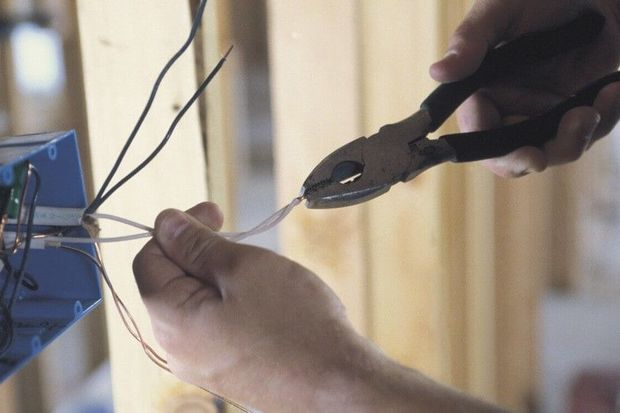 Lerikdə elektrik cərəyanı bir ailənin dörd üzvünü vuraraq öldürdü