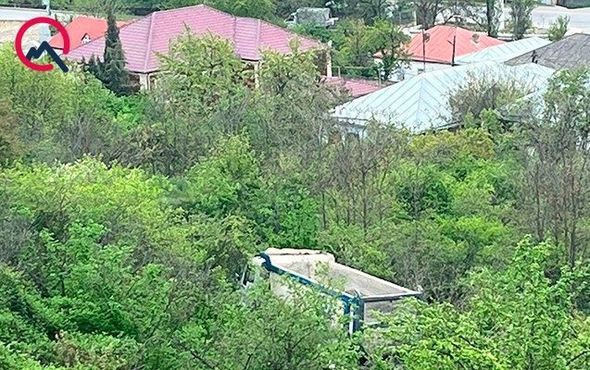 Quba-Qusar yolunda “KamAZ” yoldan çıxaraq yaşayış sahəsinə düşdü - FOTO