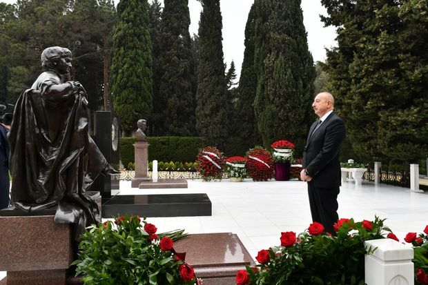 İlham Əliyev akademik Zərifə Əliyevanın məzarını ziyarət edib