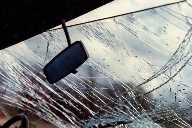 Gədəbəydə avtomobil divara çırpıldı, ölən var