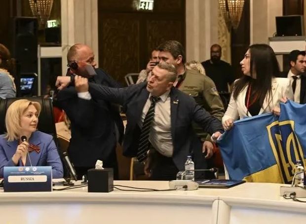 Türkiyədə rusiyalı və ukraynalı deputatlar arasında dava düşdü