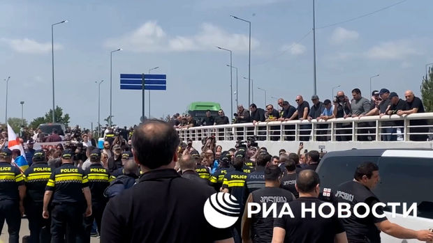Dörd il sonra Rusiyadan gələn təyyarə Tbilisidə etirazlara səbəb oldu