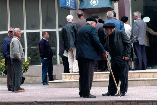 Azərbaycanda qadınlarla kişilərin pensiyaları barədə yeni təklif irəli sürülüb