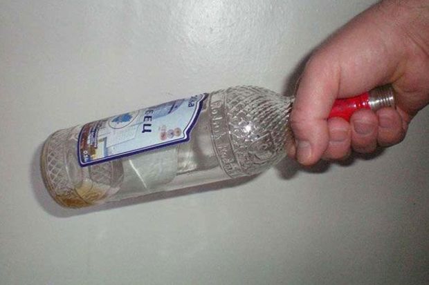 Evini yoxlayan məmurun başına butulka vuran fəhlə ilə bağlı QƏRAR