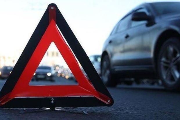 Gəncədə avtomobil elektrik dirəyinə çırpılıb, ölən və xəsarət alanlar var