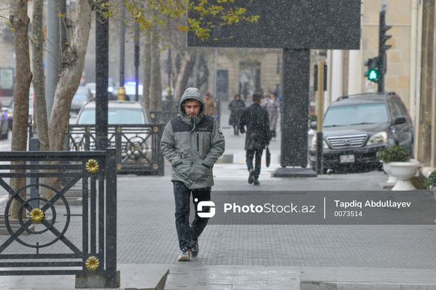 Bakıya bu ilin ilk qarı yağır - FOTO