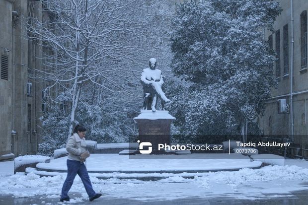 Ağ örpəyə bürünən Bakı küçələrindən FOTOREPORTAJ