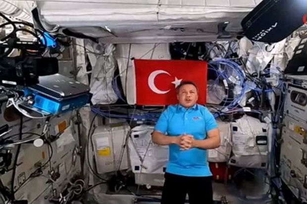 Gezeravcı kosmosdakı həyatından və orqanizminə təsirindən danışdı: Üzüm şişib...