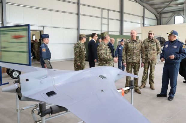 İlham Əliyev və oğlu Heydər Əliyev “Akıncı” hücum PUA-larının uçuşunu izləyiblər