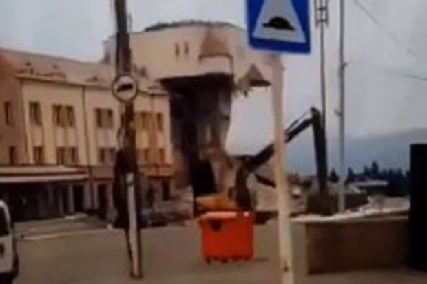 Xankəndidə separatçıların “parlament” binası sökülür