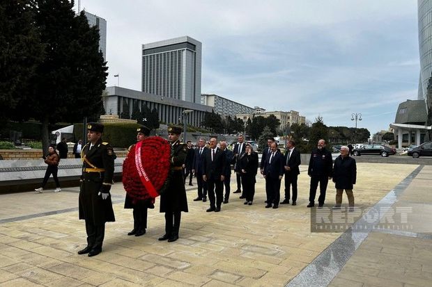 Mövlud Çavuşoğlu Fəxri və Şəhidlər xiyabanlarını ziyarət edib