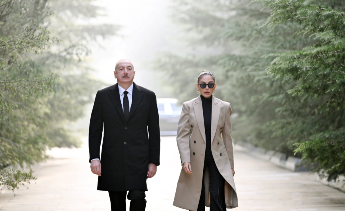 İlham Əliyev və Mehriban Əliyeva ümummilli lider Heydər Əliyevin məzarını ziyarət ediblər