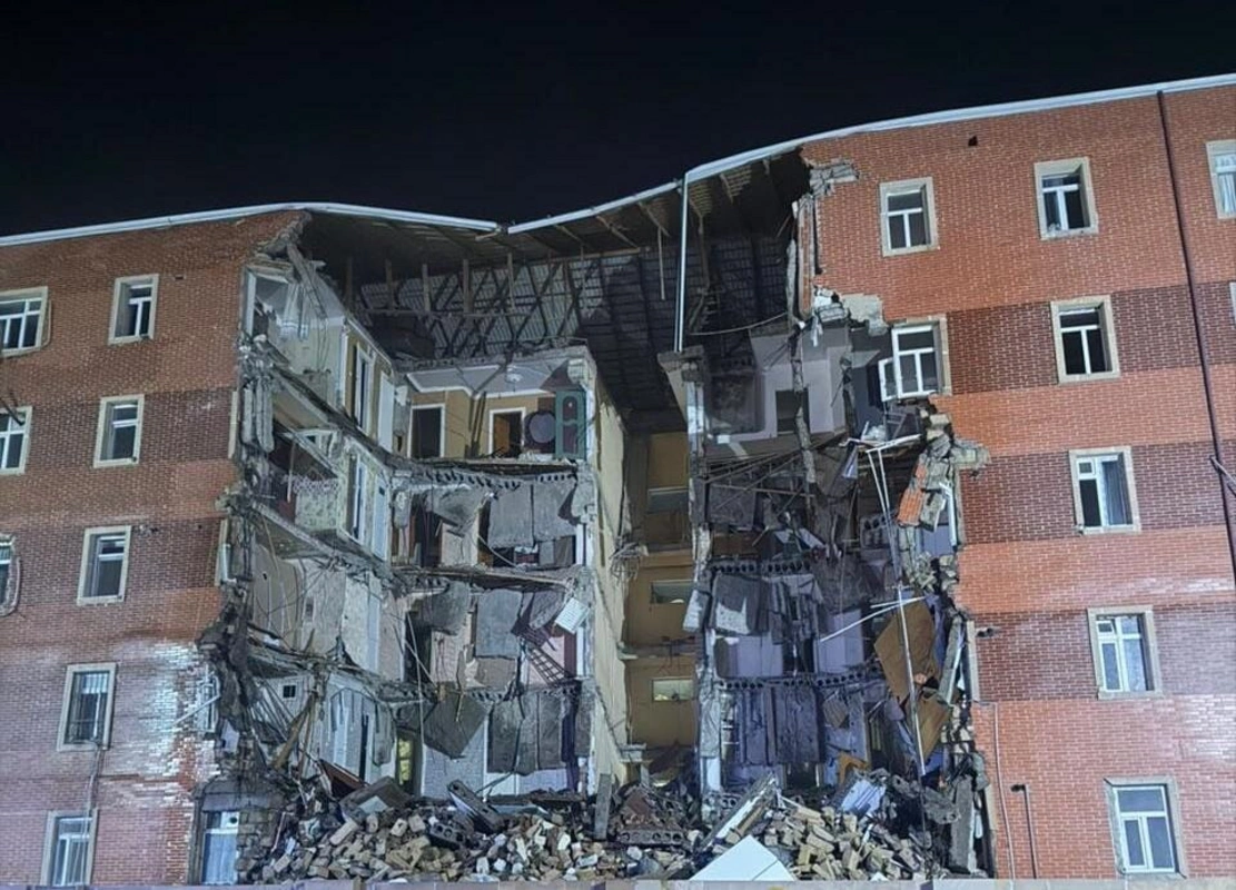 Goranboyda beşmərtəbəli yaşayış binasının bir bloku tamamilə çökdü