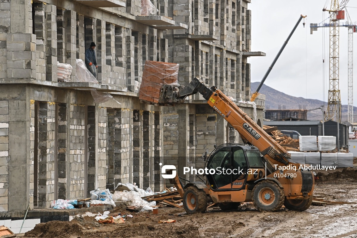 Bakıda 62 yaşlı usta binadan yıxılıb öldü