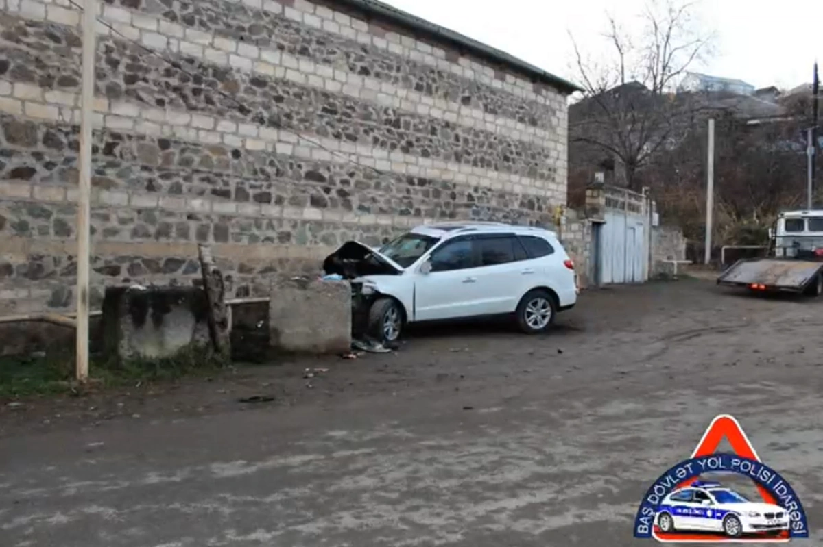 Yeniyetmə atasının avtomobili ilə qəza törətdi: Ölən var