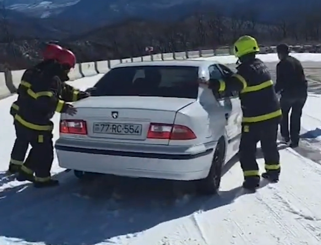 Xocalıda yollar buz bağladı: Avtomobildə köməksiz vəziyyətdə qalan şəxs xilas edildi