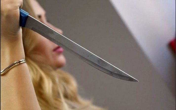 Bakıda tələbə qız bacısını bıçaqlayıb