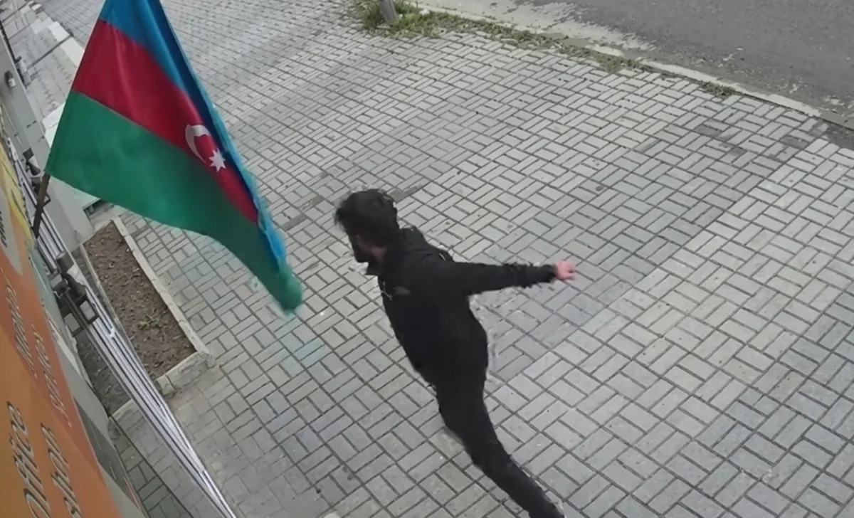 Bayrağa hörmətsizlik etdi, polis hərəkətə keçdi