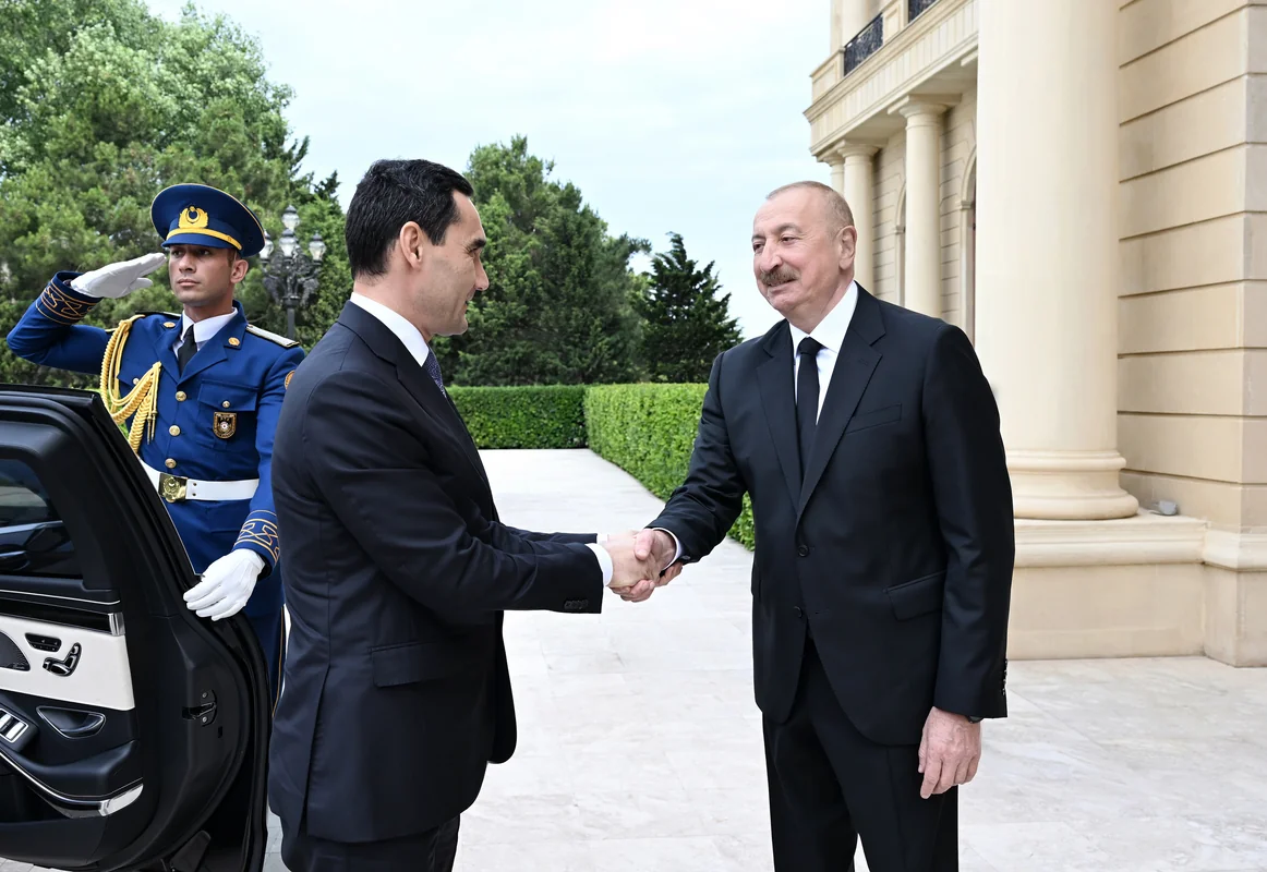 İlham Əliyev Sərdar Berdiməhəmmədovu Bakıda qarşıladı