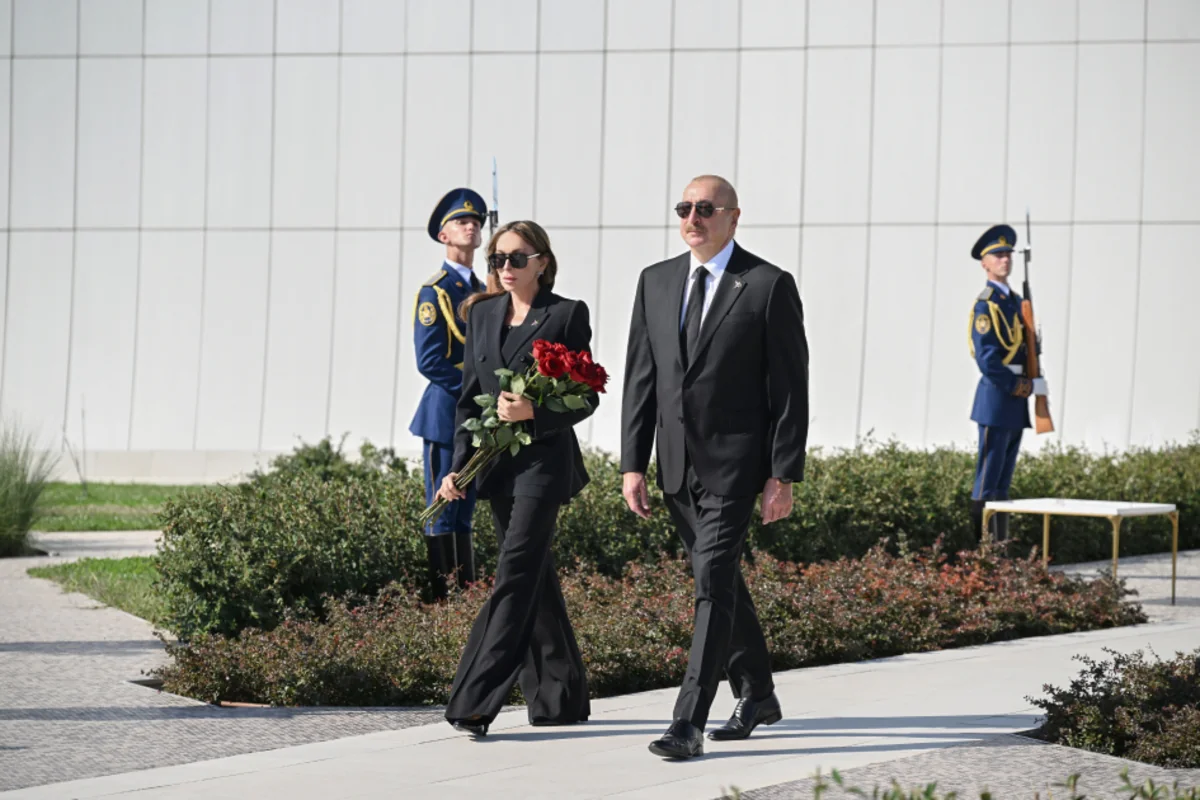 İlham Əliyev və Mehriban Əliyeva Anım Günü ilə əlaqədar Bakıdakı Zəfər parkında olublar