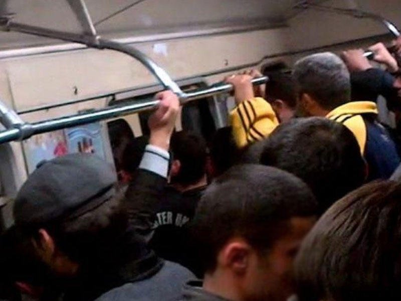 Bakı metrosunda yenə problem var - Stansiyalarda böyük sıxlıq yaranıb