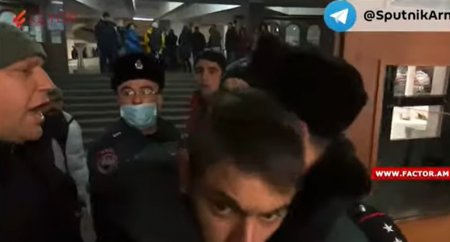 Yerevanda etirazçılar hökumət binasına girdi - VİDEO