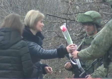Rusiya sülhməramlıları erməni qadınlara çiçək bağışladılar – FOTOLAR