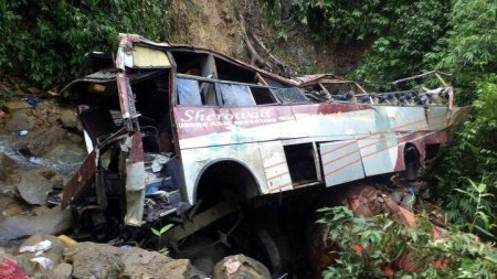 Hindistanda avtobus dərəyə düşüb, ən azı 10 nəfər ölüb