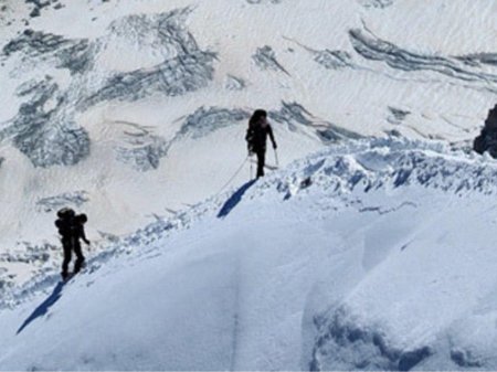 Elbrus dağlarında iki alpinist itkin düşdü