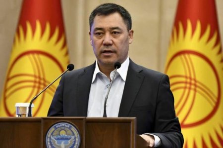 Qırğızıstan prezidenti ölkəsinin yeni Konstitusiyasını imzalayıb