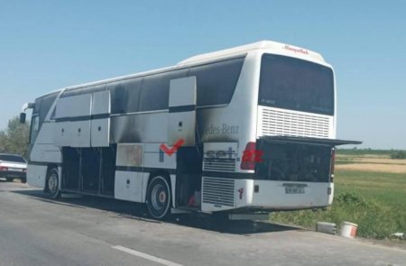 Azərbaycanda şagirdləri istirahətə aparan avtobus yandı